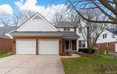 23340 Longacre Ct Farmington, MI 48335