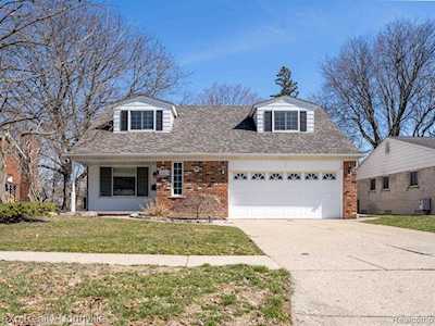 16424 Riverside St Livonia, MI 48154