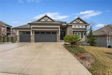 4538 NE Park Bluffs Dr Lee's Summit, MO 64064