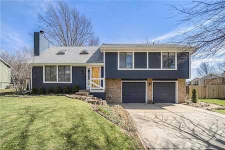 9207 Greenway Ln Lenexa, KS 66215