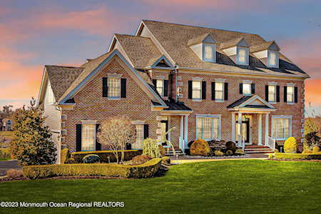5 Stayman Ct Manalapan, NJ 07726