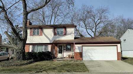 21015 Meadowlark St Farmington, MI 48336