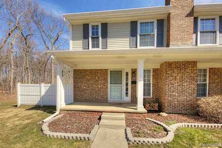 42140 Pellston Dr Novi, MI 48167