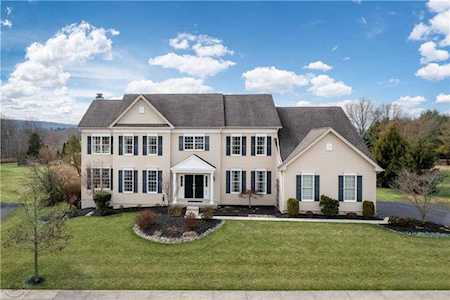 1852 Viola Ln Hellertown, PA 18055