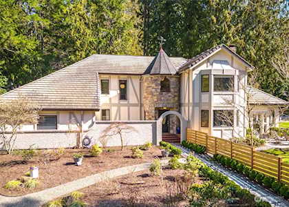 8600 Ma And Pa Ln NE Bainbridge Island, WA 98110