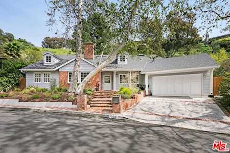 1220 Las Lomas Place Pacific Palisades, CA 90272