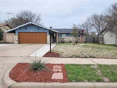 817 E Mission Street Crowley, TX 76036