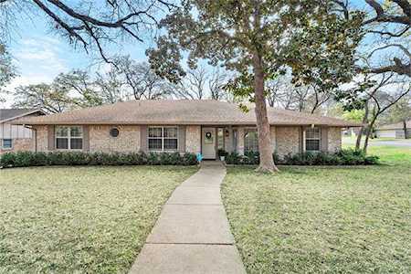 701 Castlewood Lane Arlington, TX 76012