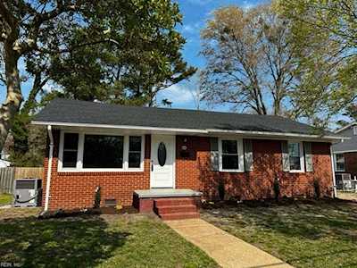 44 Saint Albans Dr Hampton, VA 23669