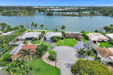 1775 NW 39th Pl Oakland Park, FL 33309