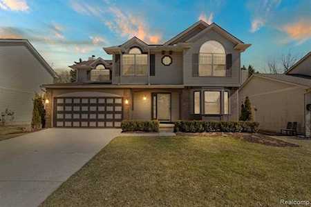 47250 S Scarlet Dr Novi, MI 48374