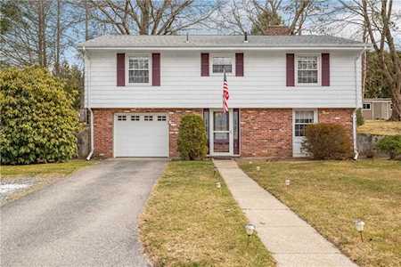 8 Hickory Ln Lincoln, RI 02865