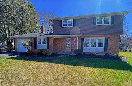 4584 Glasgow St Center Valley, PA 18034