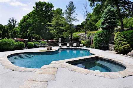 390 Riverview Road Irvington, NY 10533