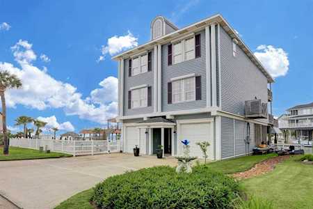 426 Sunset Circle Tiki Island, TX 77554