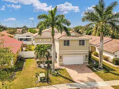 318 SW 194th Ave Pembroke Pines, FL 33029