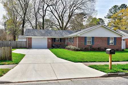 3277 Edinburgh Dr Virginia Beach, VA 23452
