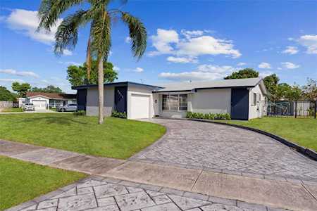 9611 NW 13th St Pembroke Pines, FL 33024