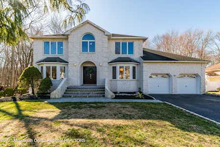 19 Wiltshire Dr Manalapan, NJ 07726