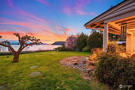 8340 Beachview Dr Clinton, WA 98236