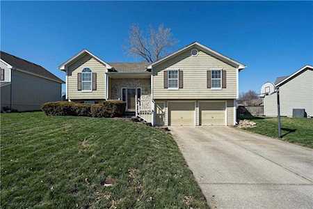 1608 NE Harvest Ln Lee's Summit, MO 64086