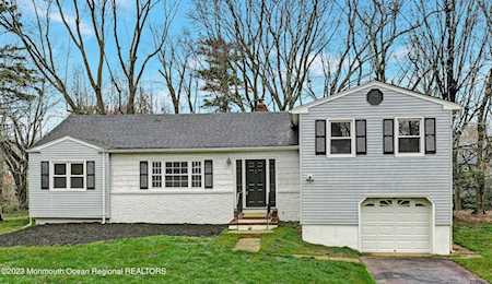 208 Overbrook Dr Freehold, NJ 07728