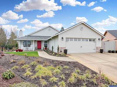 1208 Indpendence Ct Woodburn, OR 97071
