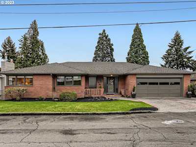7402 NE Sacramento ST Portland, OR 97213