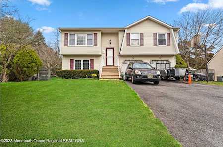 4 Priscilla Ln Howell, NJ 07731