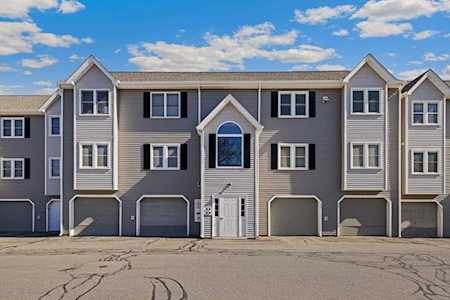 74 Tennis Plaza Rd #17 Dracut, MA 01826