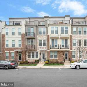 14486 Lake Vista Dr Chantilly, VA 20151