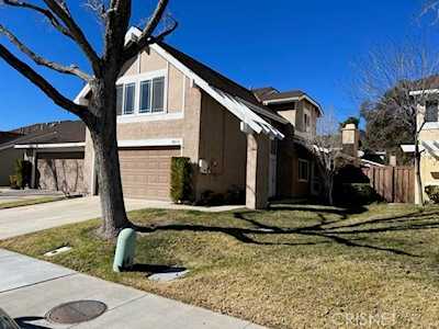 16635 Shinedale Dr Canyon Country, CA 91387