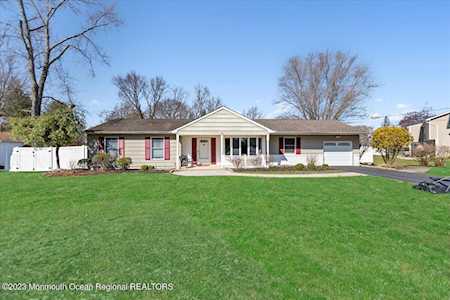 5 Saratoga Dr Manalapan, NJ 07726