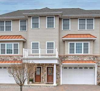 46 White Oak Ln Aberdeen, NJ 07747