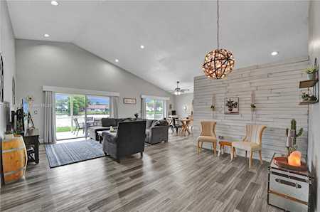 731 NW 205th Ave Pembroke Pines, FL 33029