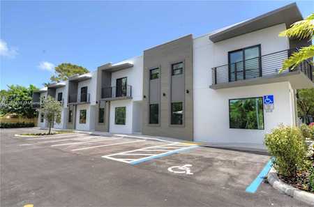 211 SE 4th St #3 Hallandale Beach, FL 33009