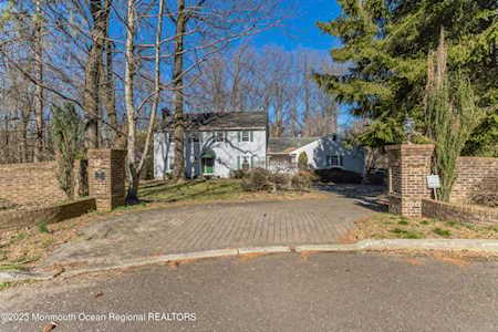 5 Laureen Ct Middletown, NJ 07748