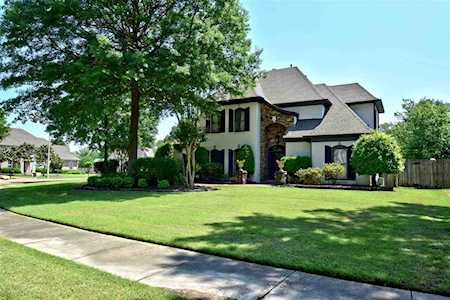 9825 N Houston Oak Dr Collierville, TN 38139