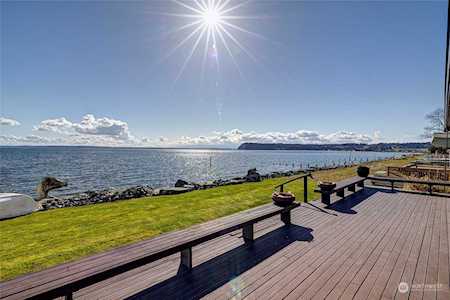 2592 Sunlight Beach Rd Clinton, WA 98236