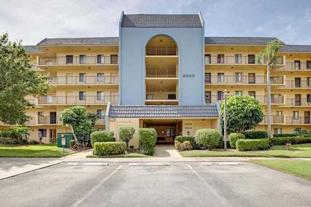2820 Tennis Club Drive #205 West Palm Beach, FL 33417