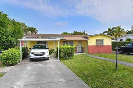 8977 SW 28 St Unincorporated Dade County, FL 33165