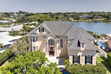 203 Poinciana Ln Largo, FL 33770