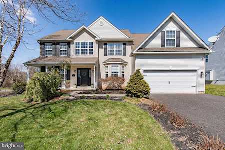 1037 Creekview Dr Pennsburg, PA 18073