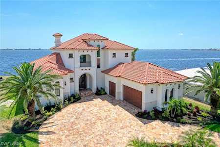 614 Coral Dr Cape Coral, FL 33904
