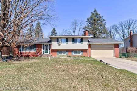 2121 Rollins St Grand Blanc Twp, MI 48439