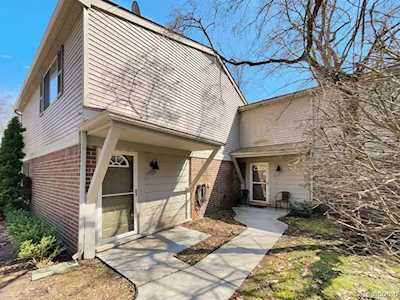 27165 Farmbrook Villa Dr Southfield, MI 48034