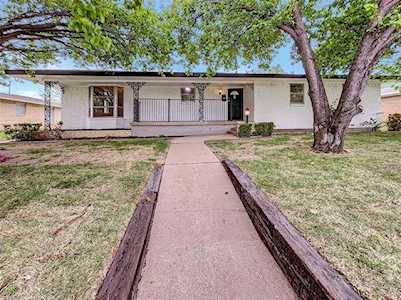 206 Roaring Springs Drive DeSoto, TX 75115
