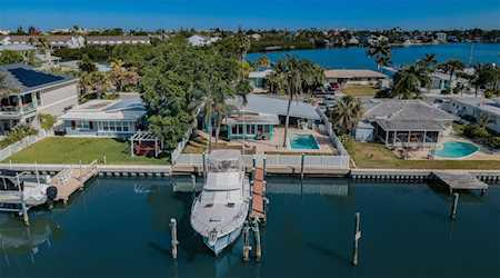 335 La Hacienda Dr Indian Rocks Beach, FL 33785