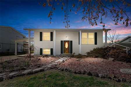 11948 Glenpark Dr Maryland Heights, MO 63043