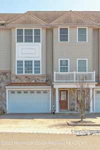 5 White Oak Ln Aberdeen, NJ 07747